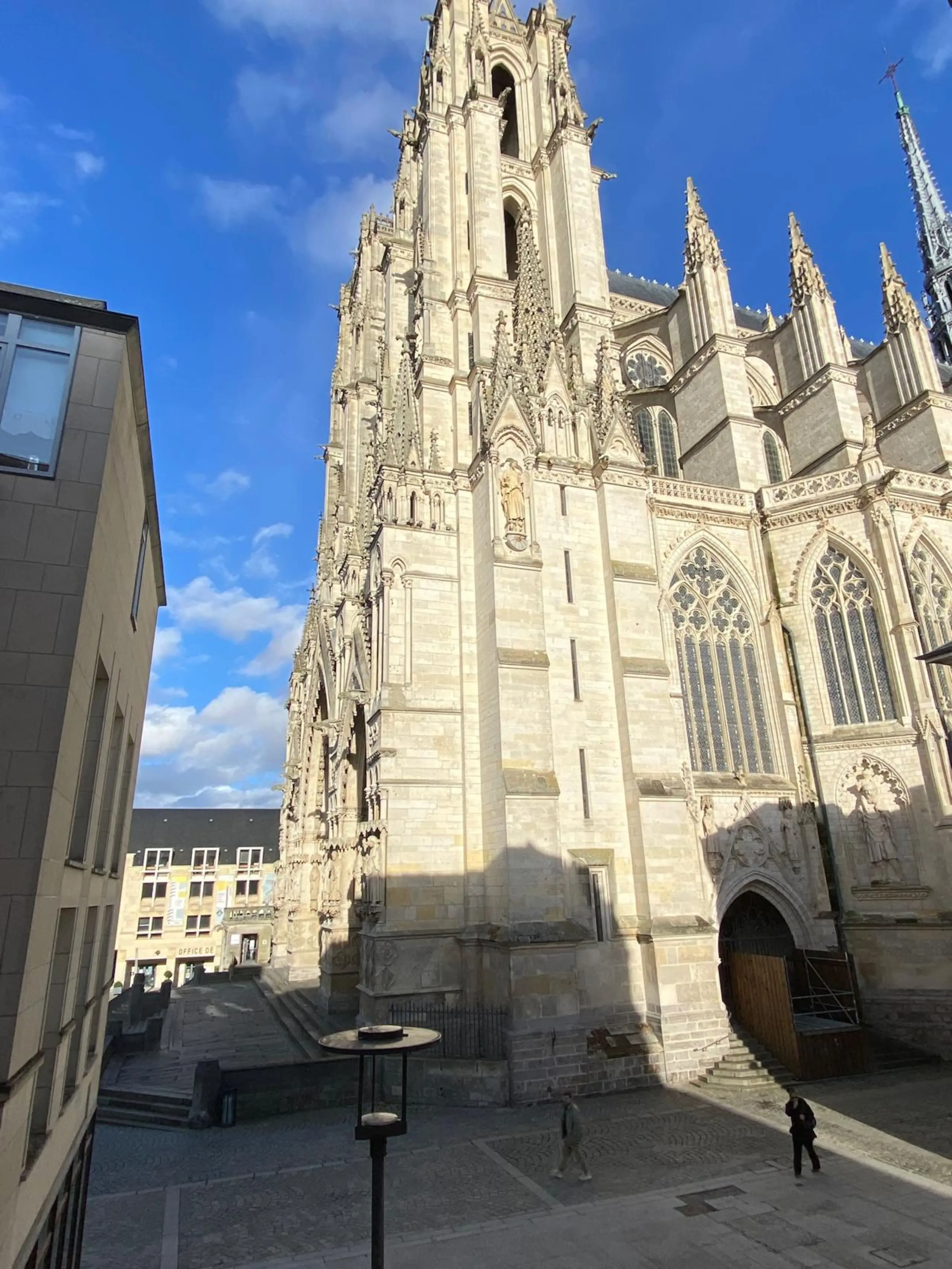 La vue sur la cathédrale depuis la fenêtre